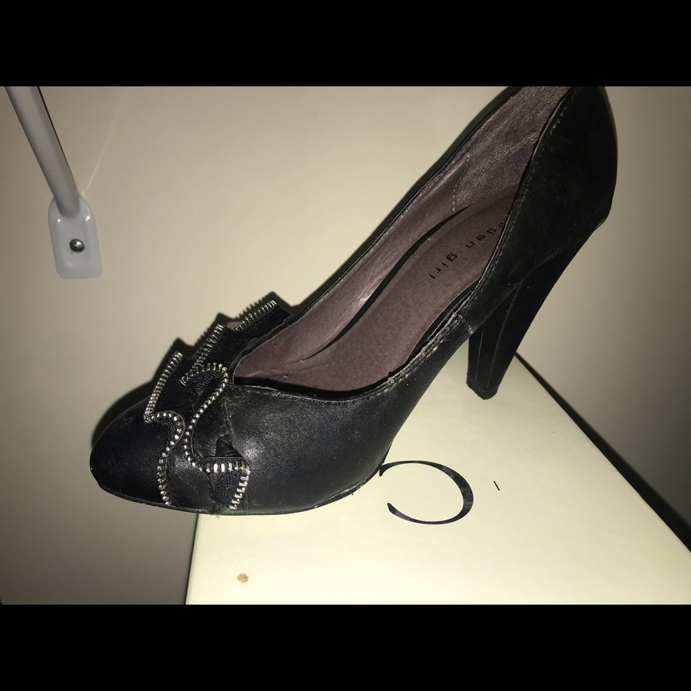 Black Adorable Pumps!